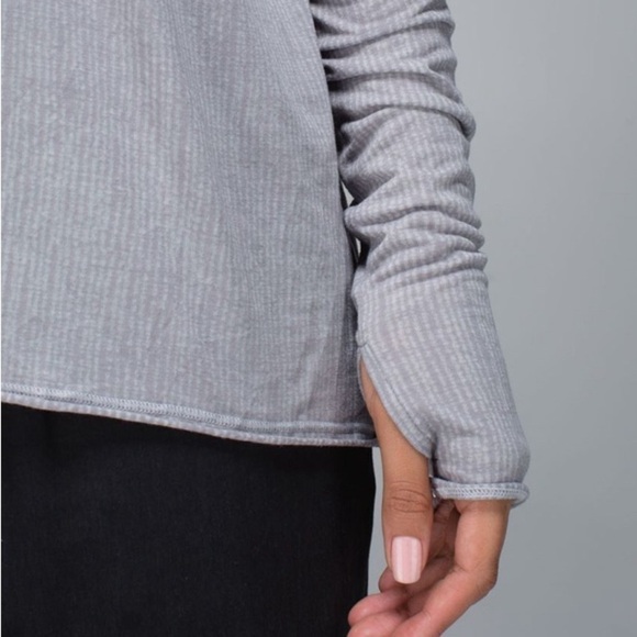 18. Lululemon Flip Your Dog Long Sleeve- Burlap Texture Burnout Silver/ Size 6 - Picture 7 of 12